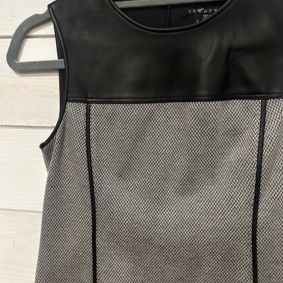 Theory Modern Seamed Shell
Leather Detailing Black and Gray in size 0 - Picture 8 of 14